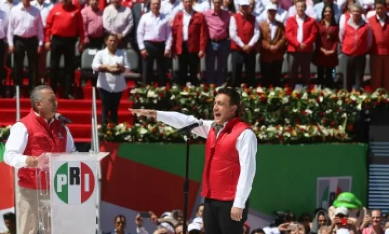 El dirigente del PRI, Manlio Fabio Beltrones, tomó la protesta de Fayad, candidato a la gubernatura de Hidalgo (Foto: Cuartoscuro)