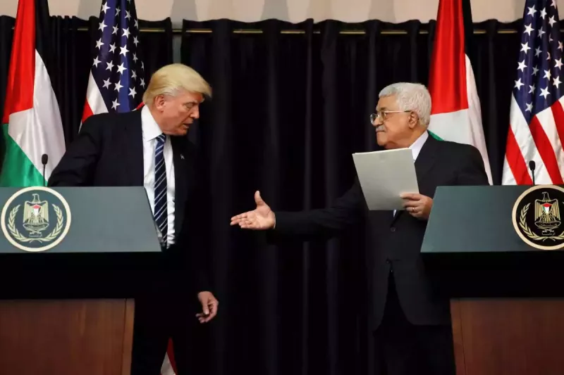 FOTO DE ARCHIVO: El presidente palestino Mahmoud Abbas extiende su mano al presidente estadounidense Donald Trump durante sus comentarios después de su reunión en el Palacio Presidencial en la ciudad de Belén, en Cisjordania, el 23 de mayo de 2017.