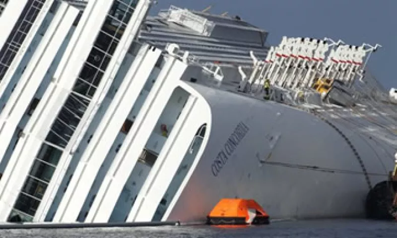 El crucero Costa Concordia encalló el 13 de enero frente a la isla italiana de Giglio. (Foto: AP)