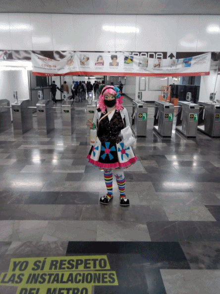 'Fresita', 'Skatiny', 'Sindy', 'Piñita', 'Sonrisitas', 'Pispirin', 'Bodoquito' y 'Zapatón' son los payasitos que estarán de lunes a viernes de 7:00 a 12:00 horas, en las estaciones: Pantitlán, Pino Suárez, San Lázaro, Indios Verdes y Cuatro Caminos pidiendo a los usuarios usar cubrebocas al usar el Metro. 