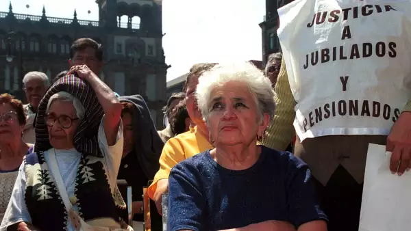 Las aseguradoras buscan cambiar la edad de jubilación de las mujeres, argumentando que actualmente viven más años.