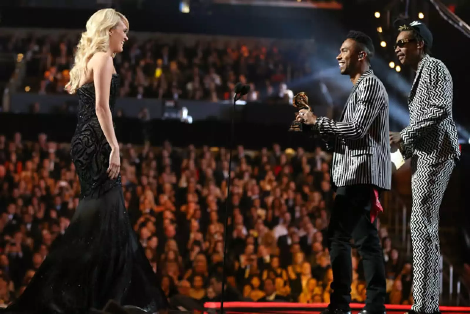 Carrie Underwood se llevó a casa el trofeo por la mejor interpretación solista de country, con el tema Blown away.