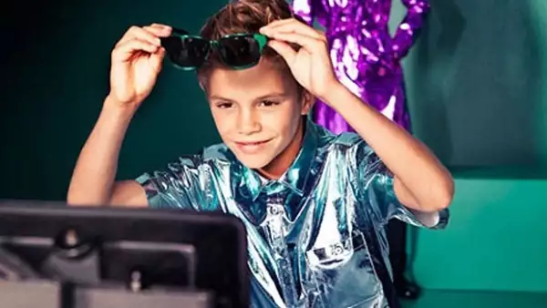 La diseñadora, Victoria Beckham bromeó en las redes sociales con una fotografía de su hijo de 10 años caracterizado como Karl Lagerfeld.