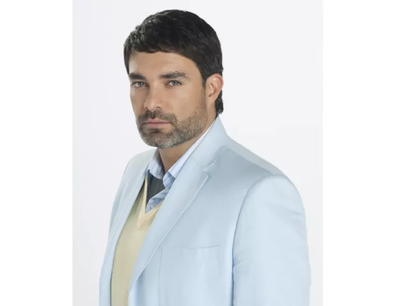 El guapo actor mexicano platicó sobre lo satisfecho que se encuentra con el trabajo que se ha realizado en la telenovela "Cielo rojo" y que está próximo a debutar como productor de cine.