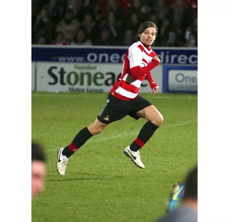 Cientos de fans del cantante de One Direction abarrotaron los alrededores del estadio de Keepmoat en Doncaster, Inglaterra, para verlo jugar una vez más con el equipo de su ciudad de origen.