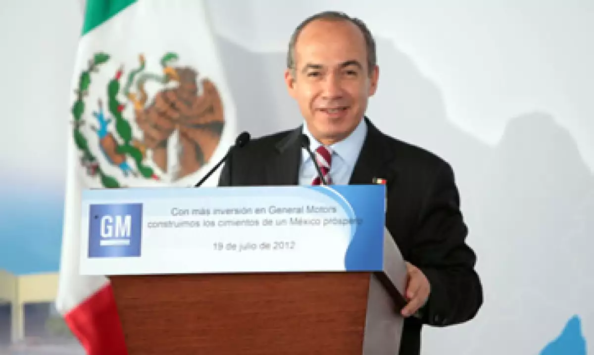 El presidente Felipe Calderón dijo que la inversión de GM dará más competitividad a México. (Foto tomada de presidencia.gob.mx)