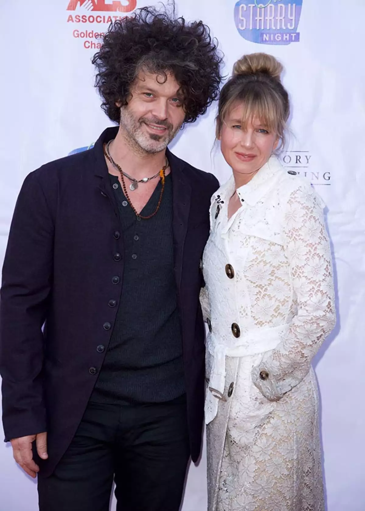 La carismática intérprete ha pedido a sus amigos que no hagan planes para mediados de agosto porque podría ser la fecha elegida para su boda.