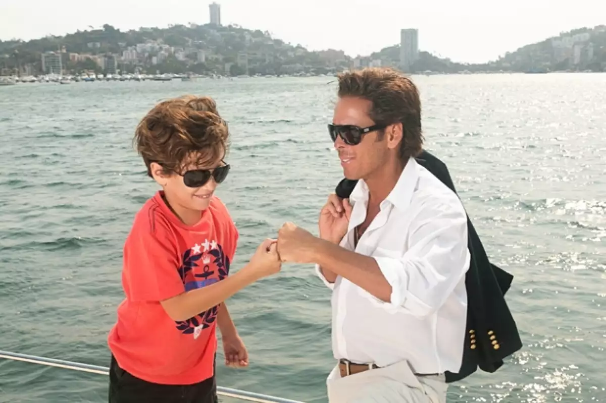 El actor posó con su hijo en el yate de su primo en Acapulco y platicó de los gustos que comparte con su pequeño, entre ellos los paseos en yate y los automóviles.