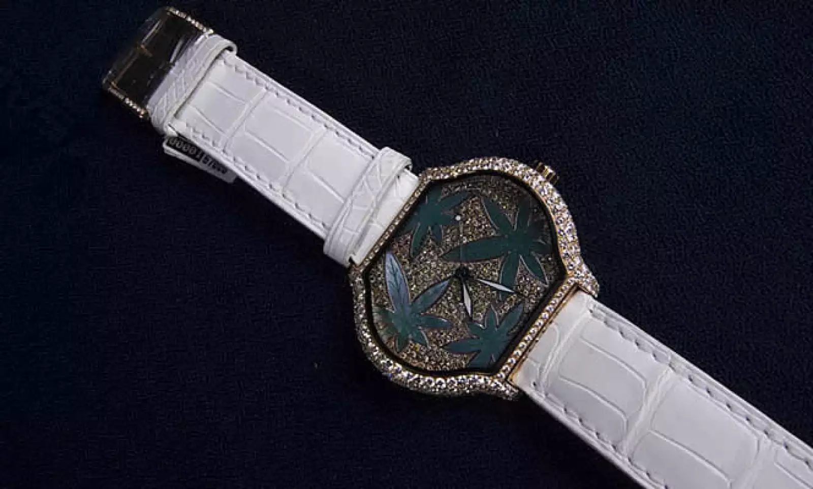 Este reloj con hojas de mariguana está entre otros Bling Bling, de Jacob and Co, el joyero de los raperos de EU. Son piezas llenas de diamantes y otras piedras preciosas.