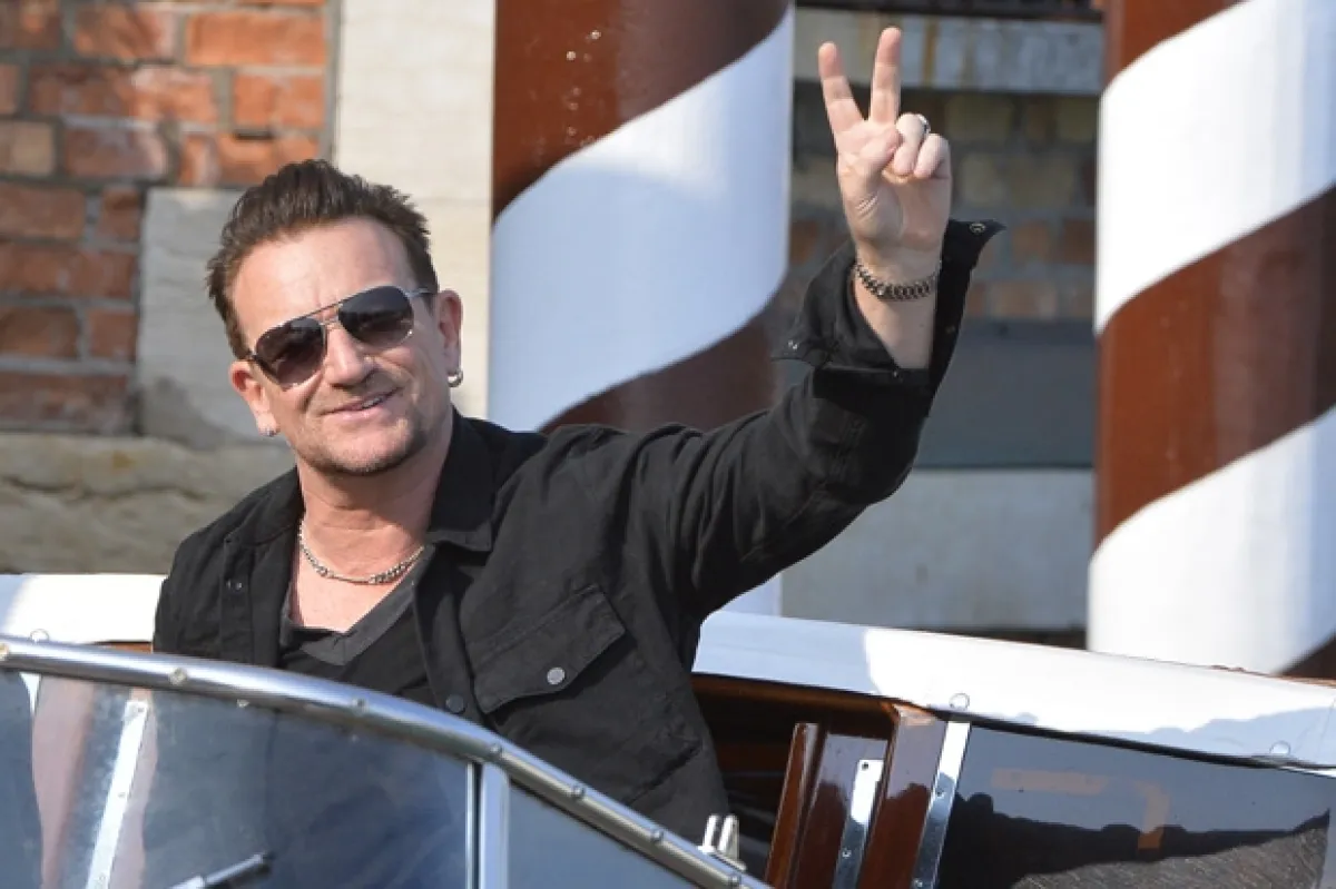 Bono fue otro de los invitados que llegó a ayer a la ciudad italiana para la boda del actor.