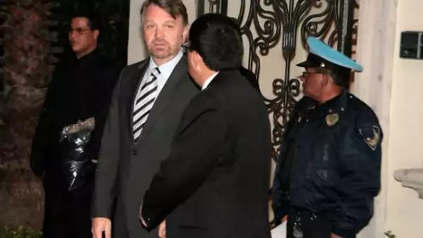 El exsecretario de relaciones exteriores, Jorge Castañeda, acompañó a la familia Saba en el funeral.