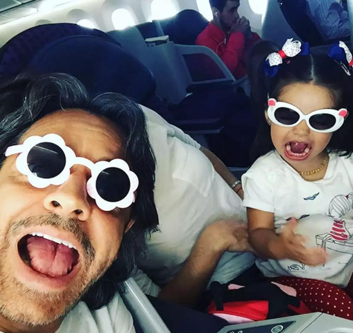 El comediante y su pequeña hija aprovechan hasta los momentos en el avión para divertirse juntos y pasar un buen rato.
