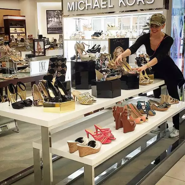 Incluso los zapatos los arregló de forma en que quedaran bien alineados.