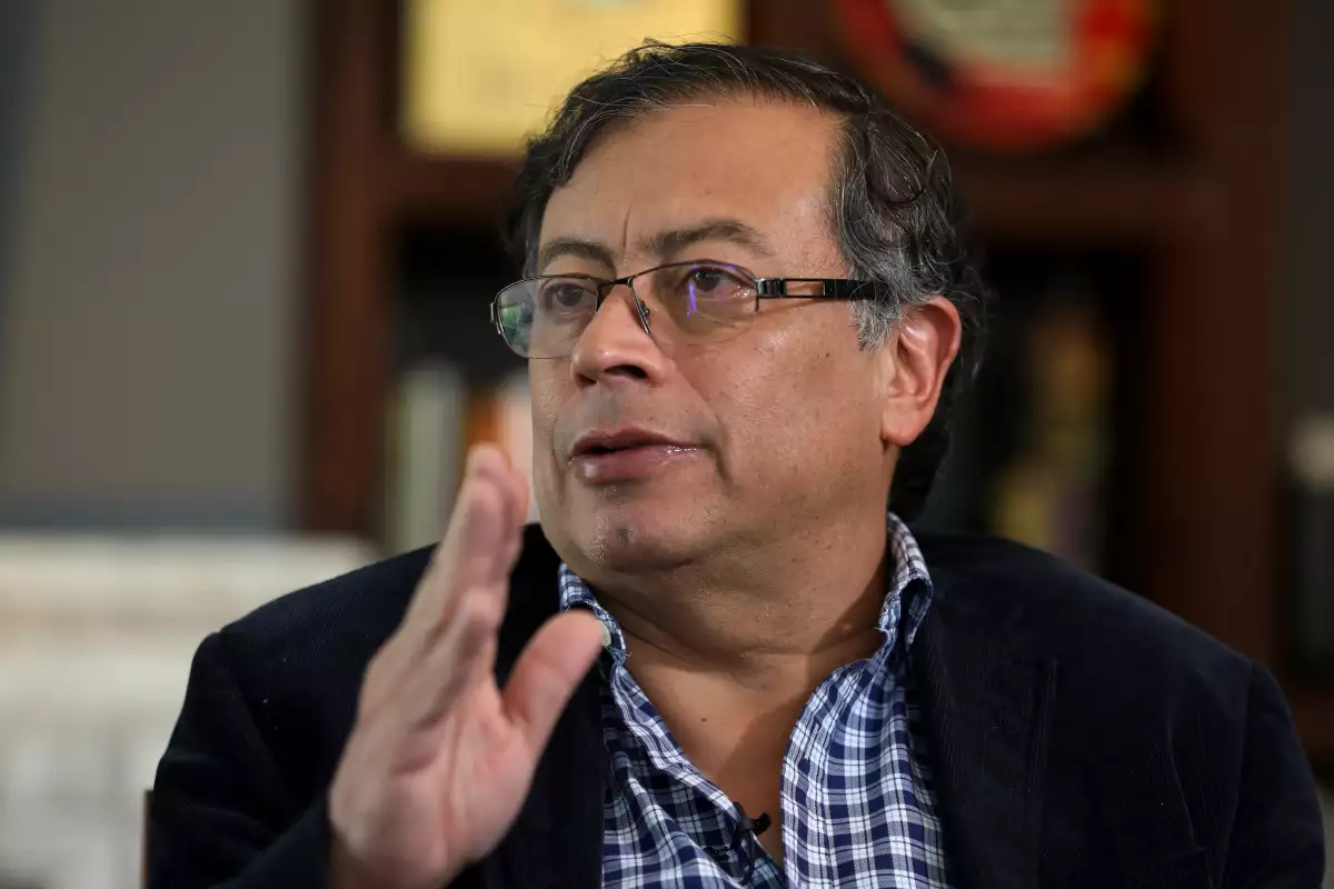 Gustavo Petro habla en una entrevista con la agencia Reuters. 