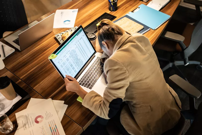 Trabajo agotador: el asesino silencioso de tus metas fitness en 2025