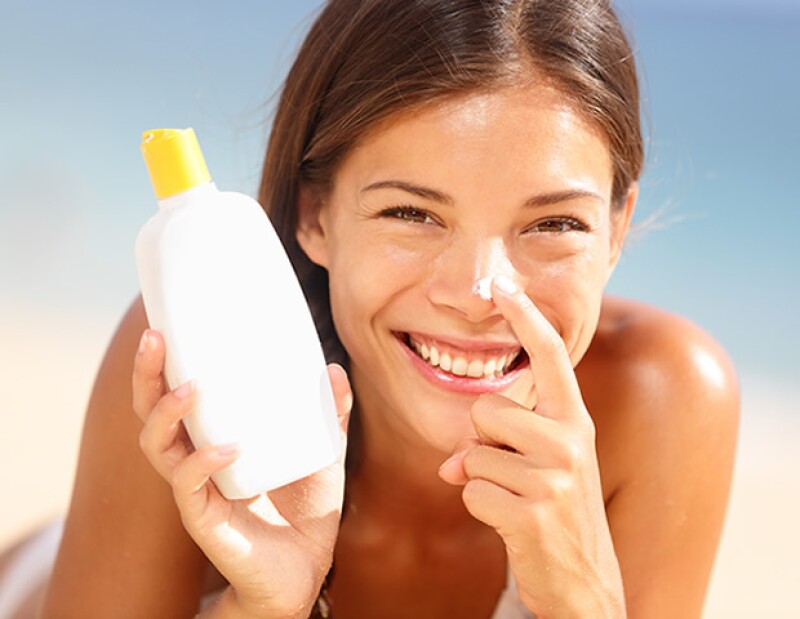 Es importante proteger tu piel contra los rayos UV, especialmente en la playa.