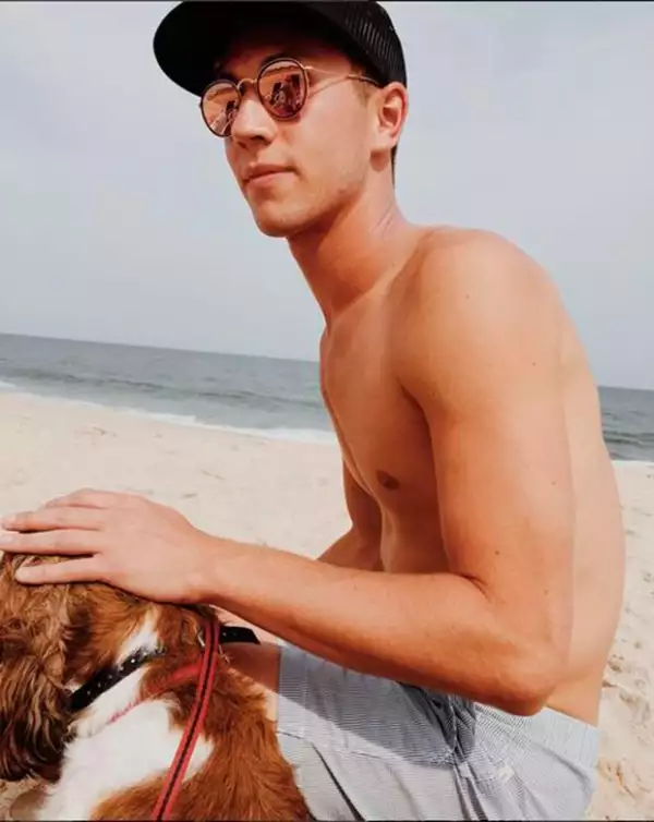 Samuel estudió Negocios en Nueva York.
