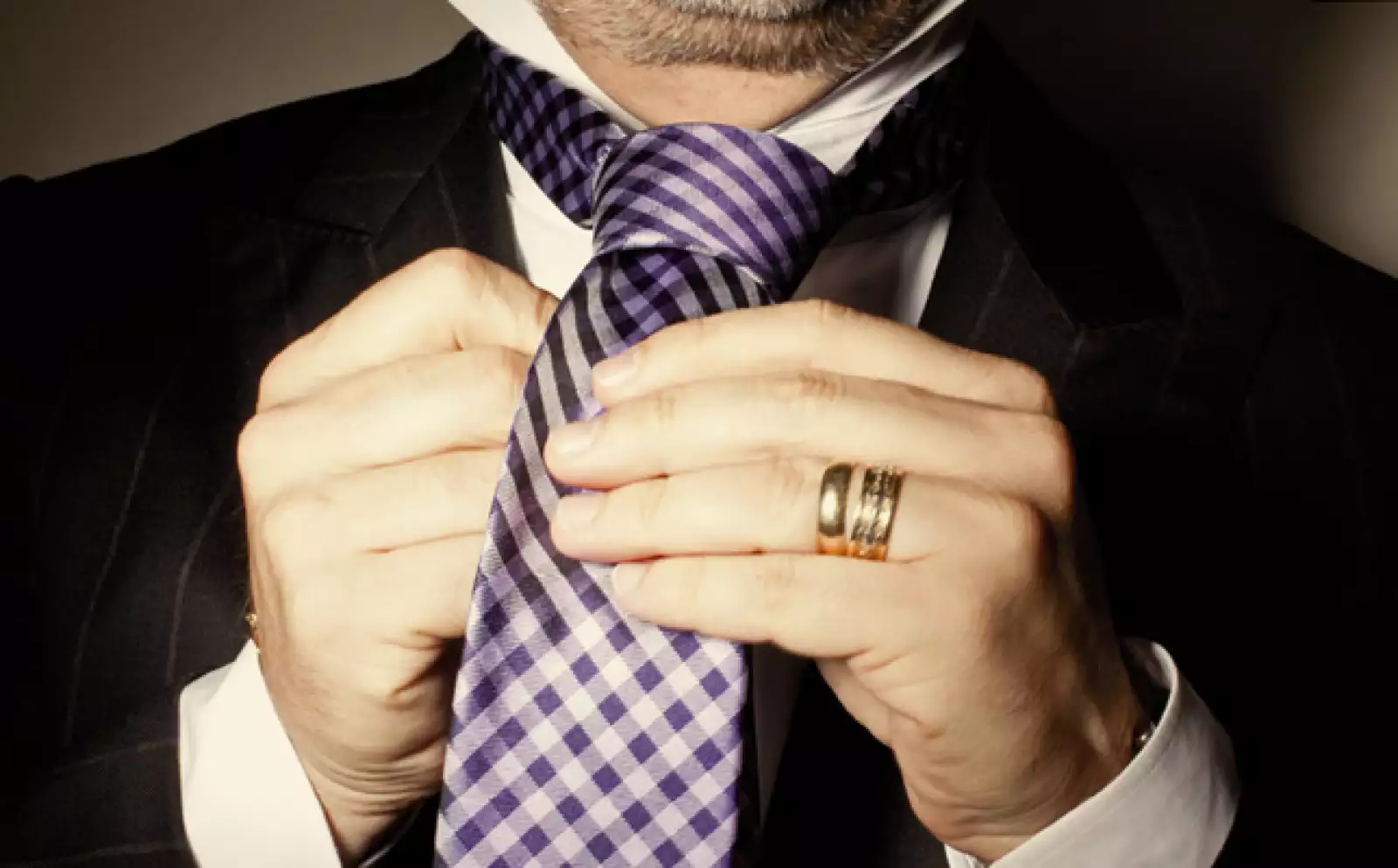 Jalar el extremo ancho hacia abajo para apretar el nudo, sosteniendo –al mismo tiempo– el extremo delgado.