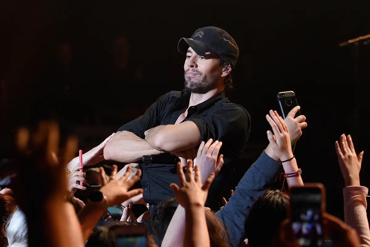Enrique Iglesias causa revuelo por besar a fan en la boca en pleno concierto