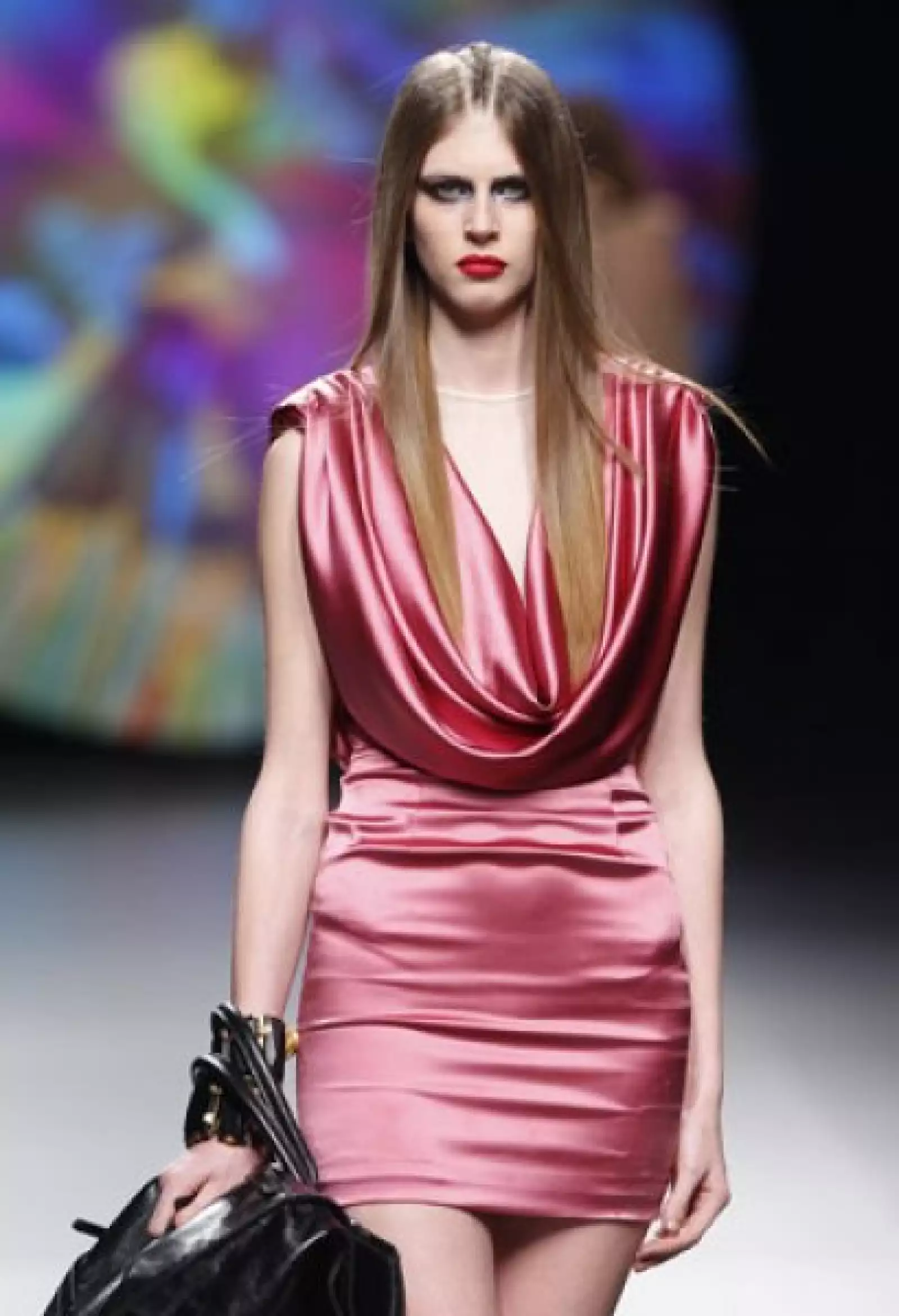 Además de drapeados en contraste con acabados ‘slim’ y lazadas que enmarcan la cintura.