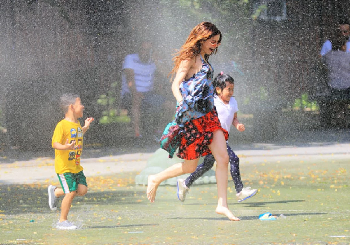 La cantante mostró su lado más alegre al lanzarse al agua en Nueva York, acompañada de unos niños, para disfrutar de un momento divertido.
