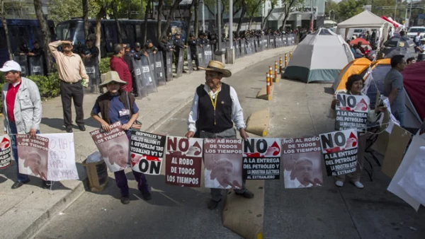 Mientras se realiza la discusión de la reforma energética, integrantes de la agrupación Movimiento de Regeneración Nacional (MORENA) se manifiesta en contra la iniciativa en las inmediaciones del Senado.