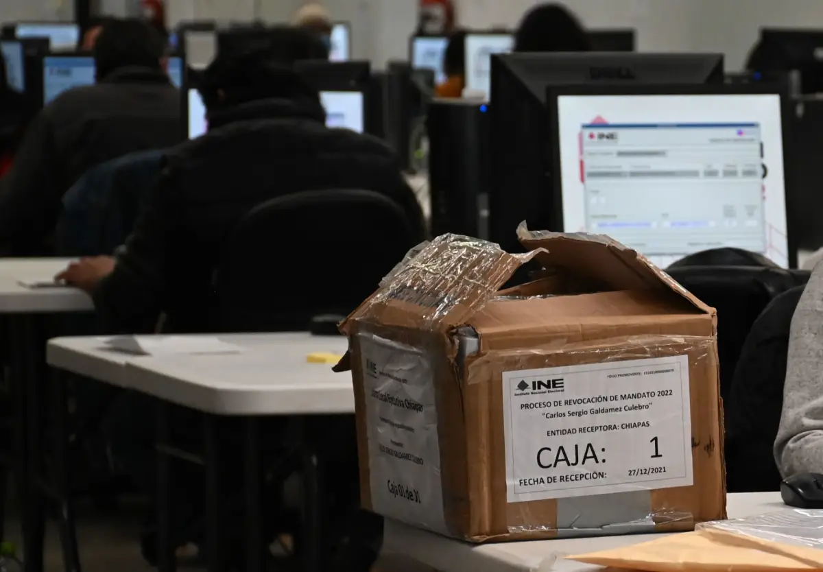 Caja que contiene la lista de recolección de firmas para la realización de la Revocación de Mandato