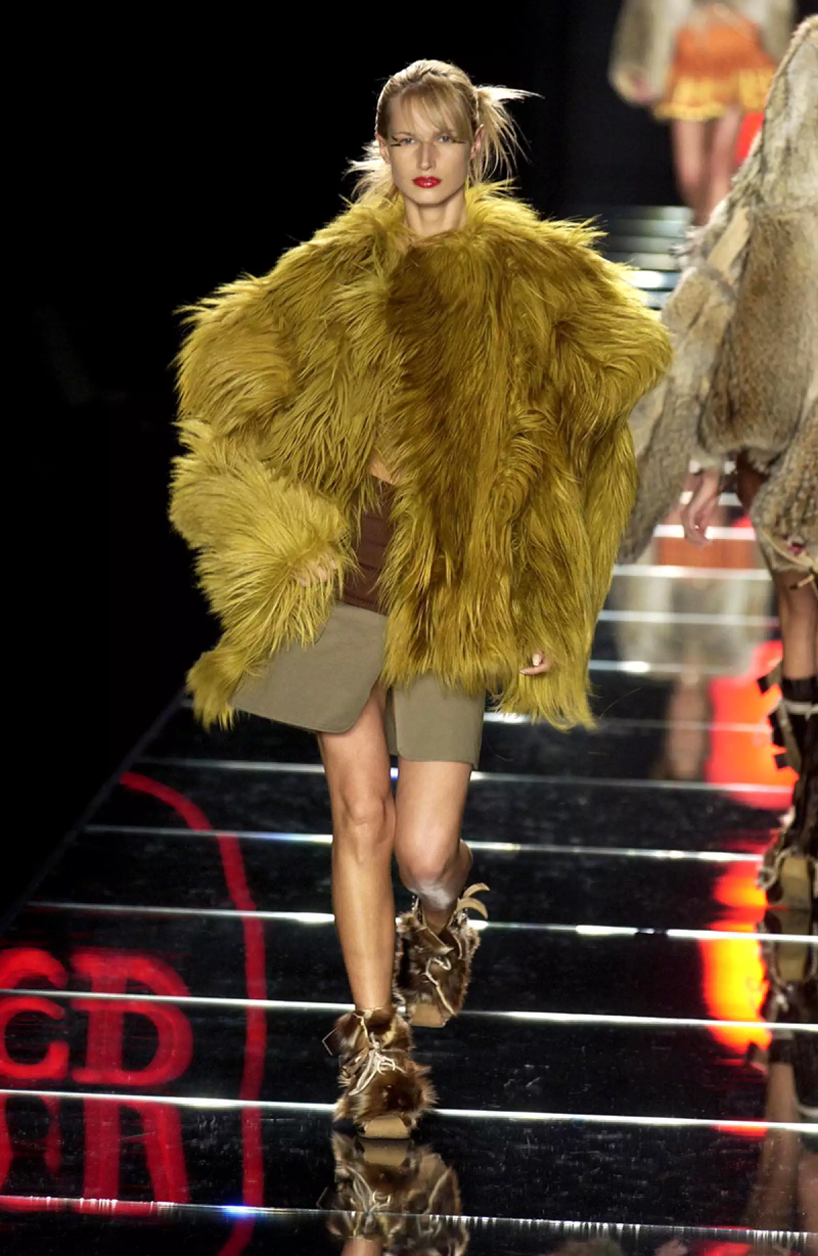 CHRISTIAN DIOR FASHION SHOW AUTUMN / WINTER 2002 / 2003, PARIS, FRANCE - MAR 2002