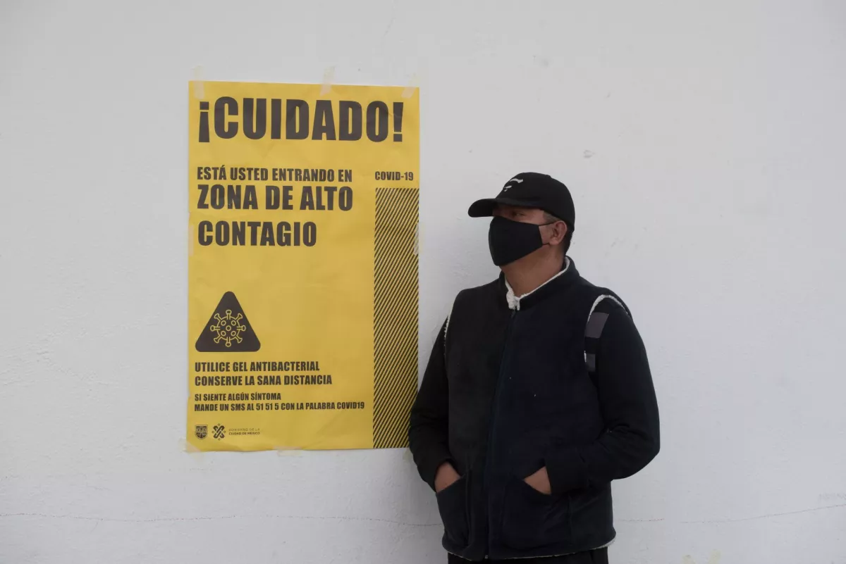 Vecinos de la colonia Ex Hipódromo de Peralvillo asistieron a realizarse la prueba PCR para  la detección de coronavirus (covid-19) en el "kiosco" de atención ubicado a un costado de la Jurisdicción Sanitaria Cuauhtémoc.