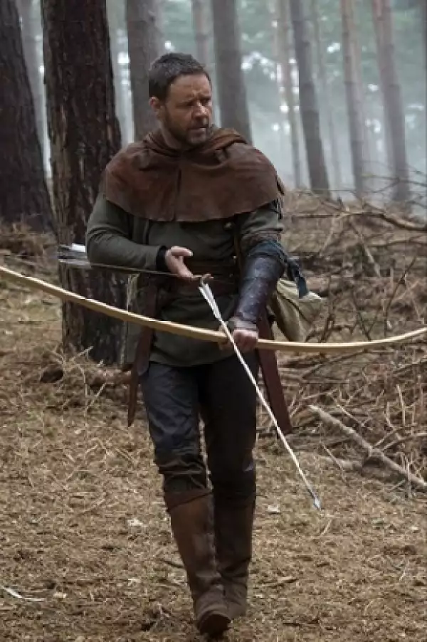 Aquí en su personaje de Robin Hood, donde se ve mucho más delgado.