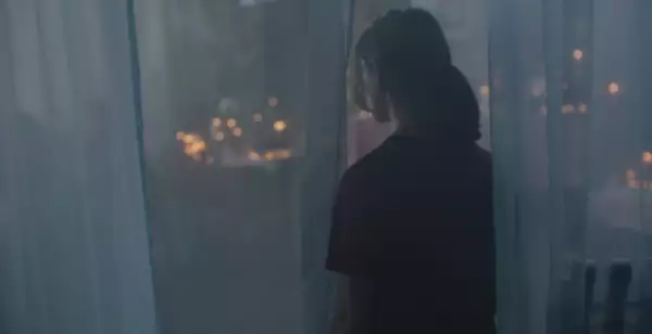 Fotograma de la cinta Si no ardemos, como iluminar la noche.