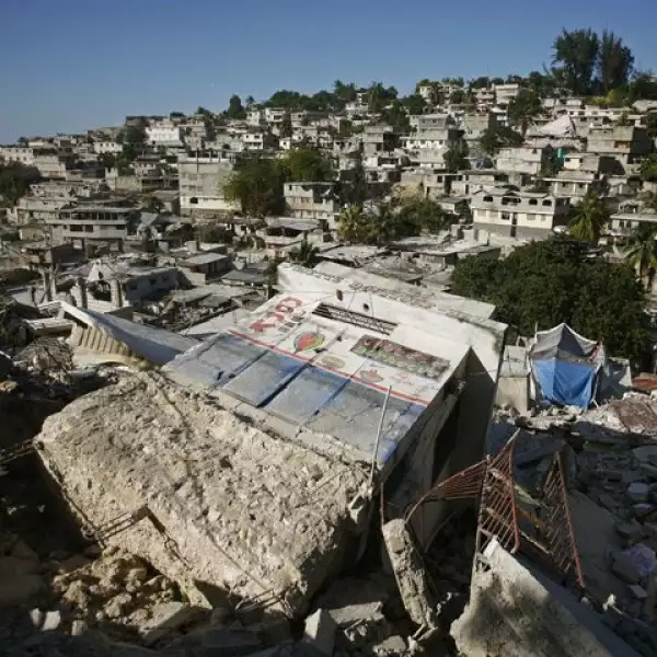 Como parte de la ayuda internacional, la Unión Europea liberó tres millones de euros de ayuda urgente para tratar de ayudar a los miles de sobrevivientes del terremoto.