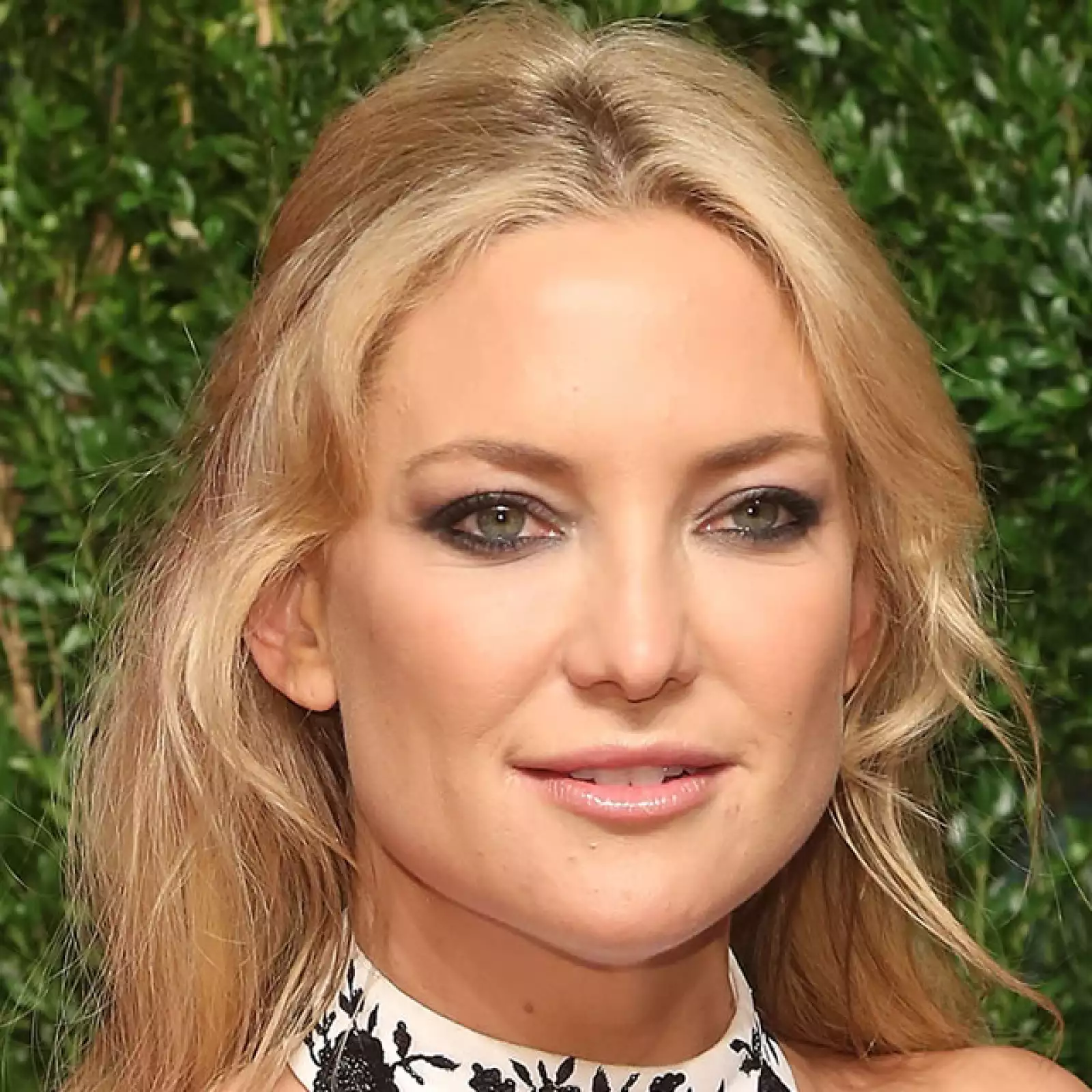 Kate Hudson sabe como resaltar sus increíbles ojos. Esta vez, en los `Golden Heart Awards´, llevó un smokey eye ligero con sombras metálicas y labios nude.