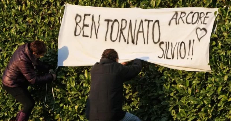 Con el rostro vendado, el primer ministro italiano abandonó hoy un hospital de Milán donde fue internado hace cuatro días después de ser agredido por un enfermo mental en un acto político.
