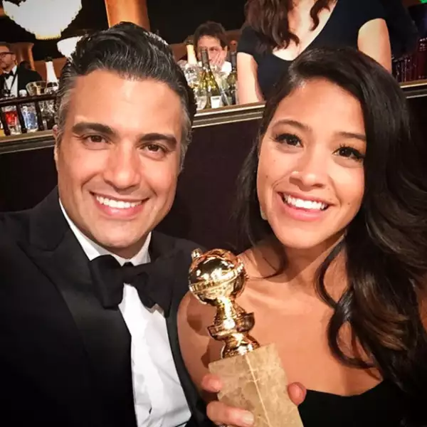 Jaime no dudo en felicitar a Gina por su premio.