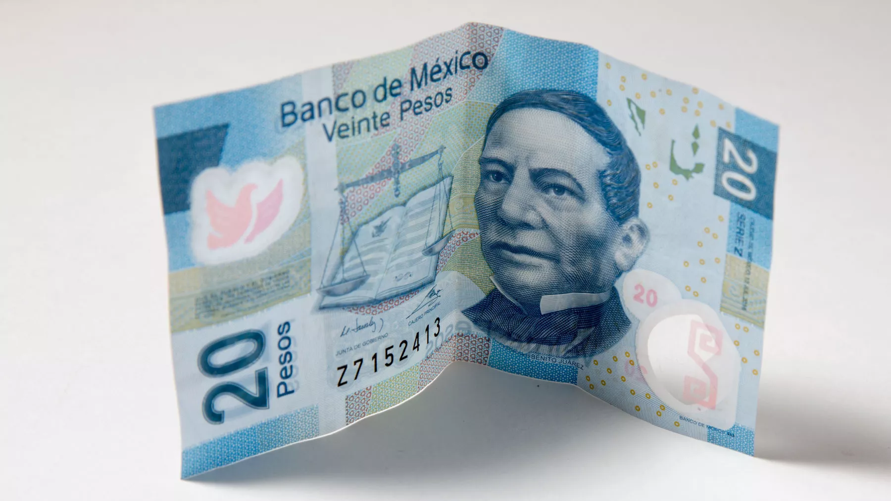 Peso pierde terreno a la espera del dato de inflación