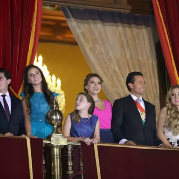 Después de dar el tradicional grito de Independencia, Enrique Peña se hizo acompañar por toda su familia.