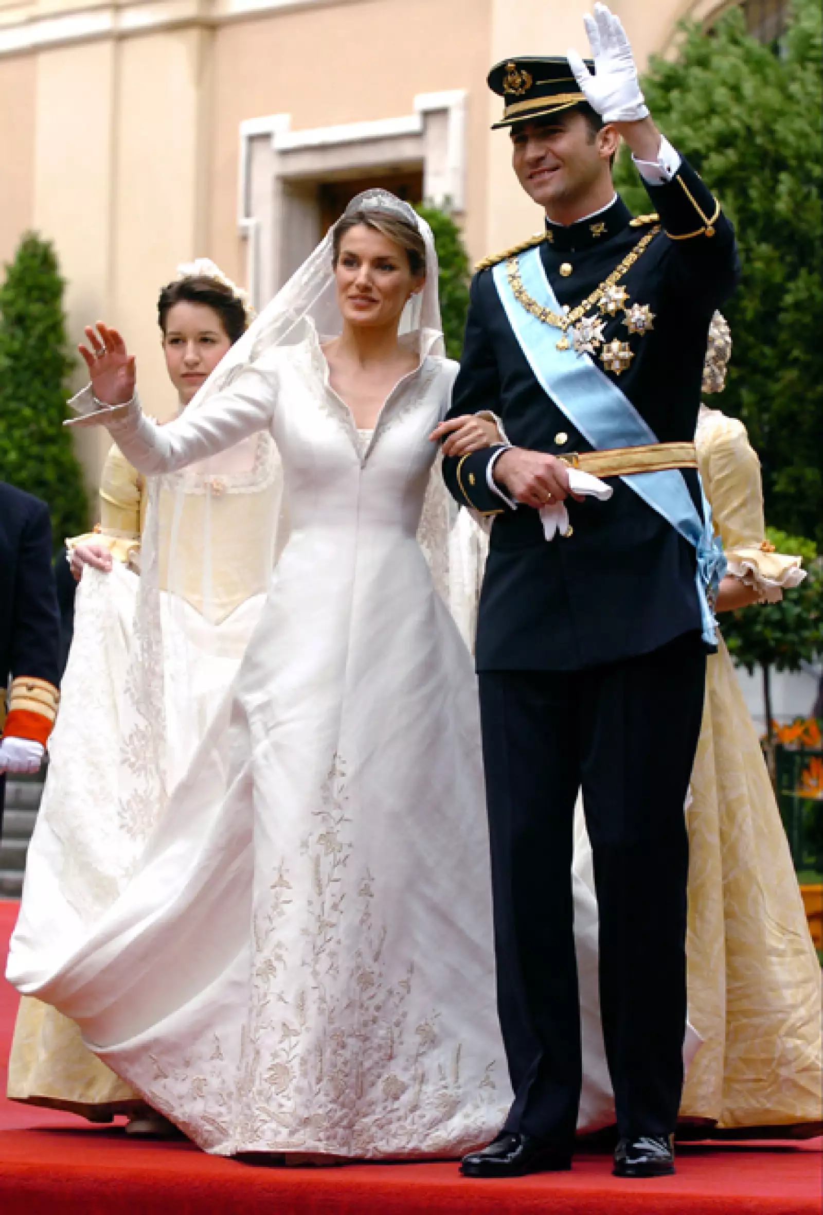 Letizia Ortiz se casó con el príncipe Felipe en 2004. Su vestido fue diseñado por el también español Manuel Pertegaz. Se inspiró en la flor de lis, la flor de los Borbón, y fue hecho en Valencia en seda natural.