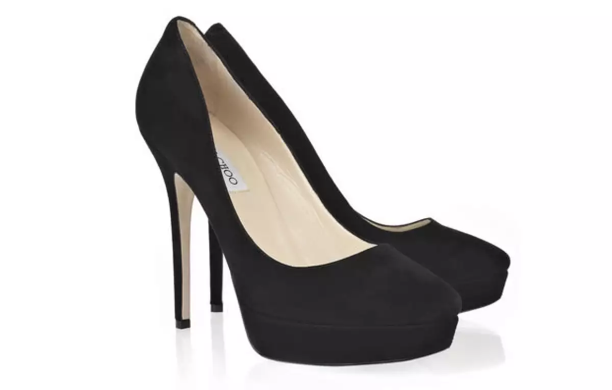 Los zapatos que eligió la Duquesa son Jimmy Choo, otra de sus firmas preferidas.