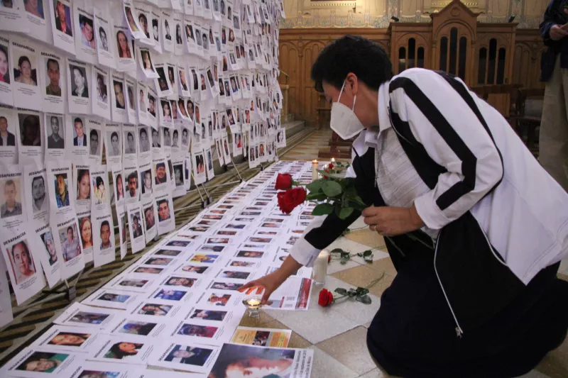 En el marco del Día Internacional de las Víctimas de Desaparición Forzada, familiares realizaron una procesión con la entrega de fotografías de sus seres queridos en la Parroquia de la Sagrada Familia
