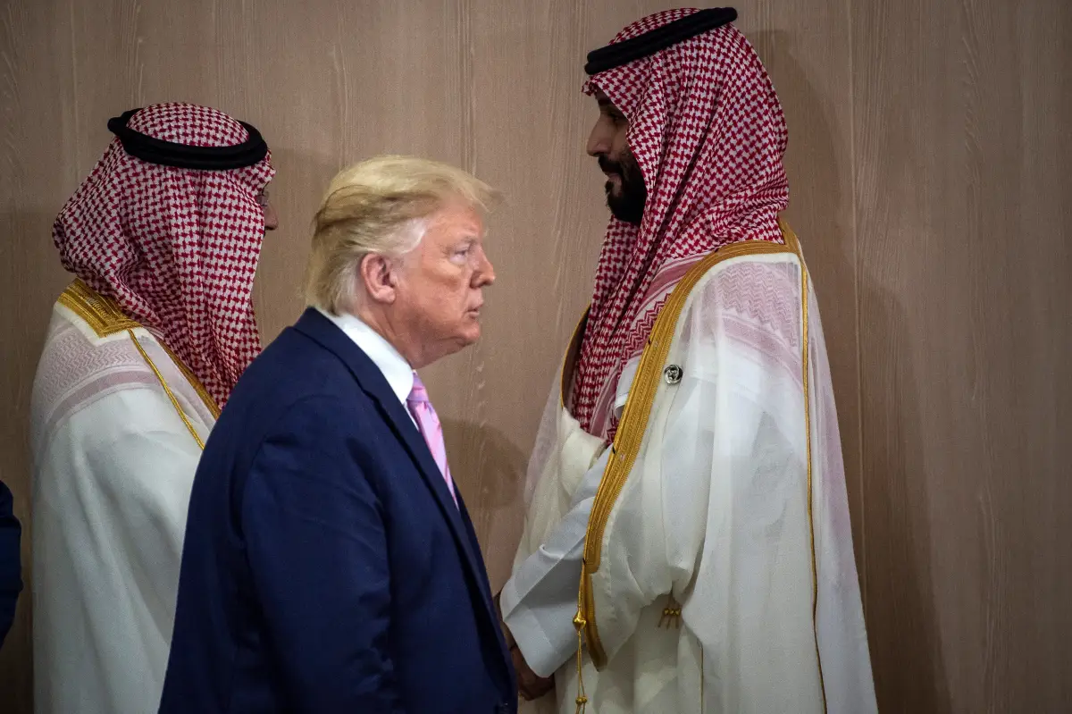 El presidente de EEUU, Donald Trump, y el príncipe heredero de Arabia Saudí, Mohammed Bin Salman (d), llegan para una reunión sobre «Economía Mundial» en la Cumbre del G20 en Osaka el 28 de junio de 2019. 