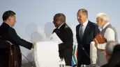 El presidente de China, Xi Jinping, le da la mano al presidente de Sudáfrica, Cyril Ramaphosa, mientras el ministro de Relaciones Exteriores de Rusia, Sergei Lavrov, y el primer ministro de la India, Narendra Modi, están de pie, en una conferencia de prensa mientras la Cumbre de los BRICS se celebra en Johannesburgo, Sudáfrica, el 24 de agosto de 2023. REUTERS/Alet Pretorius