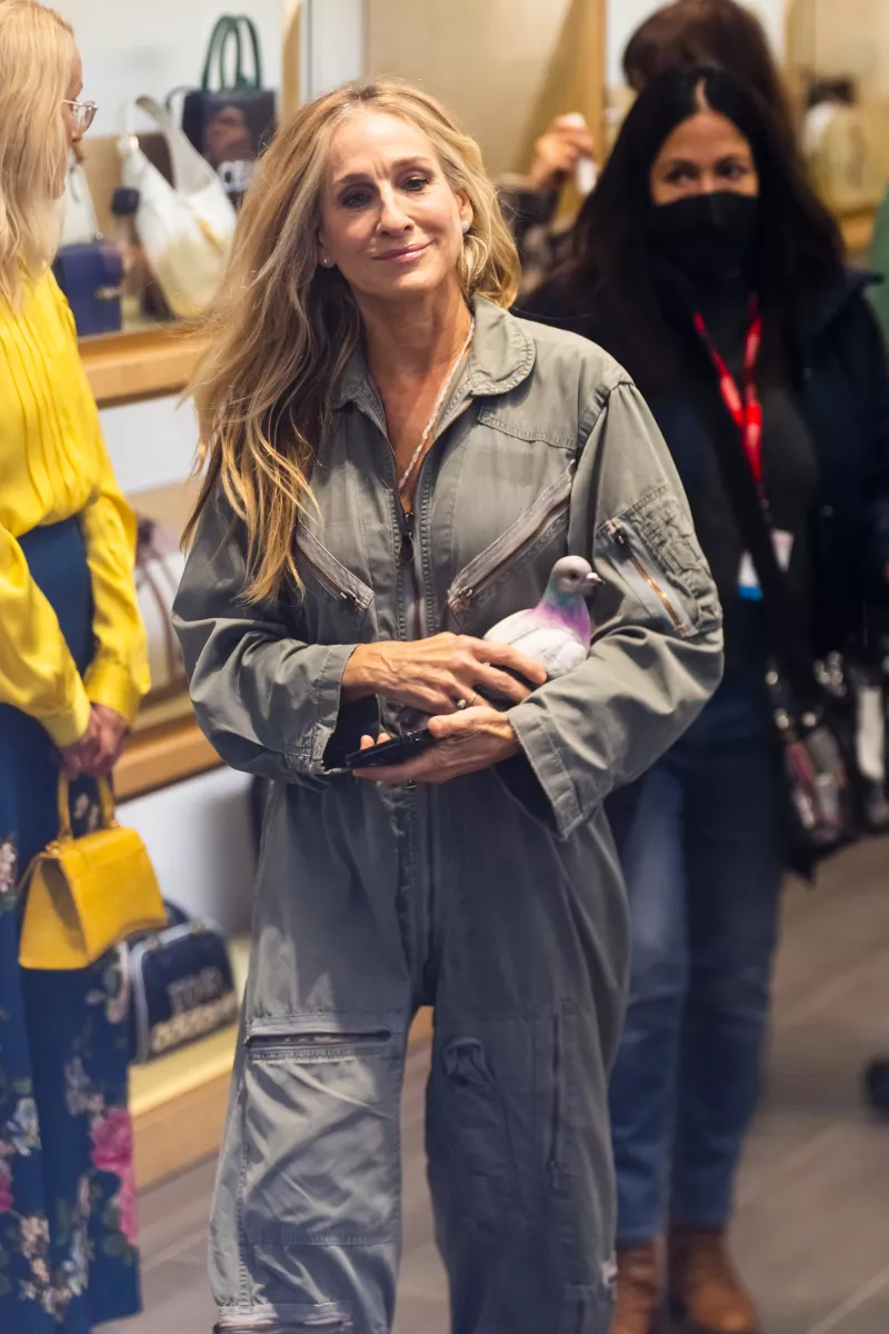 Sarah Jessica Parker como Carrie Bradshaw con bolso de paloma de JW Anderson