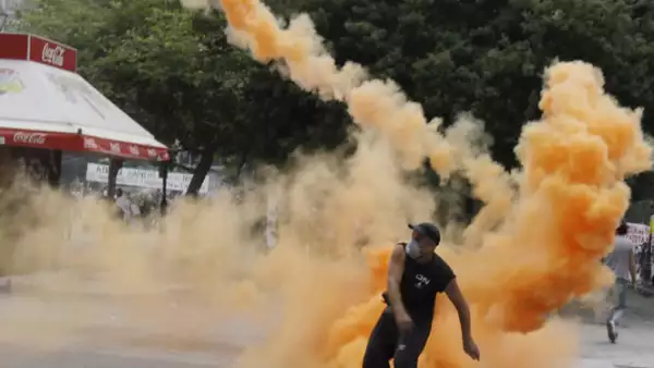 Varias escaramuzas estallaron cuando manifestantes intentaron bloquear una avenida que lleva al centro de Atenas y al Parlamento.