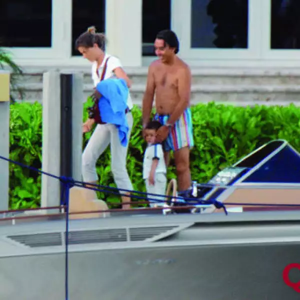 Emilio Azcarraga, Sharon Fastlicht y su hijo bajandose de la lancha