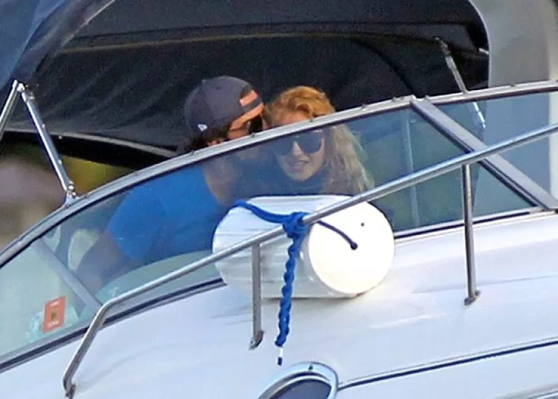 La cantante mexicana y su novio fueron vistos besándose y susurrándose palabras al oído a bordo de un yate en las aguas de Florida.