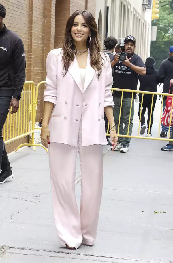 Eva Longoria con un traje oversize de color rosa en Nueva York. 