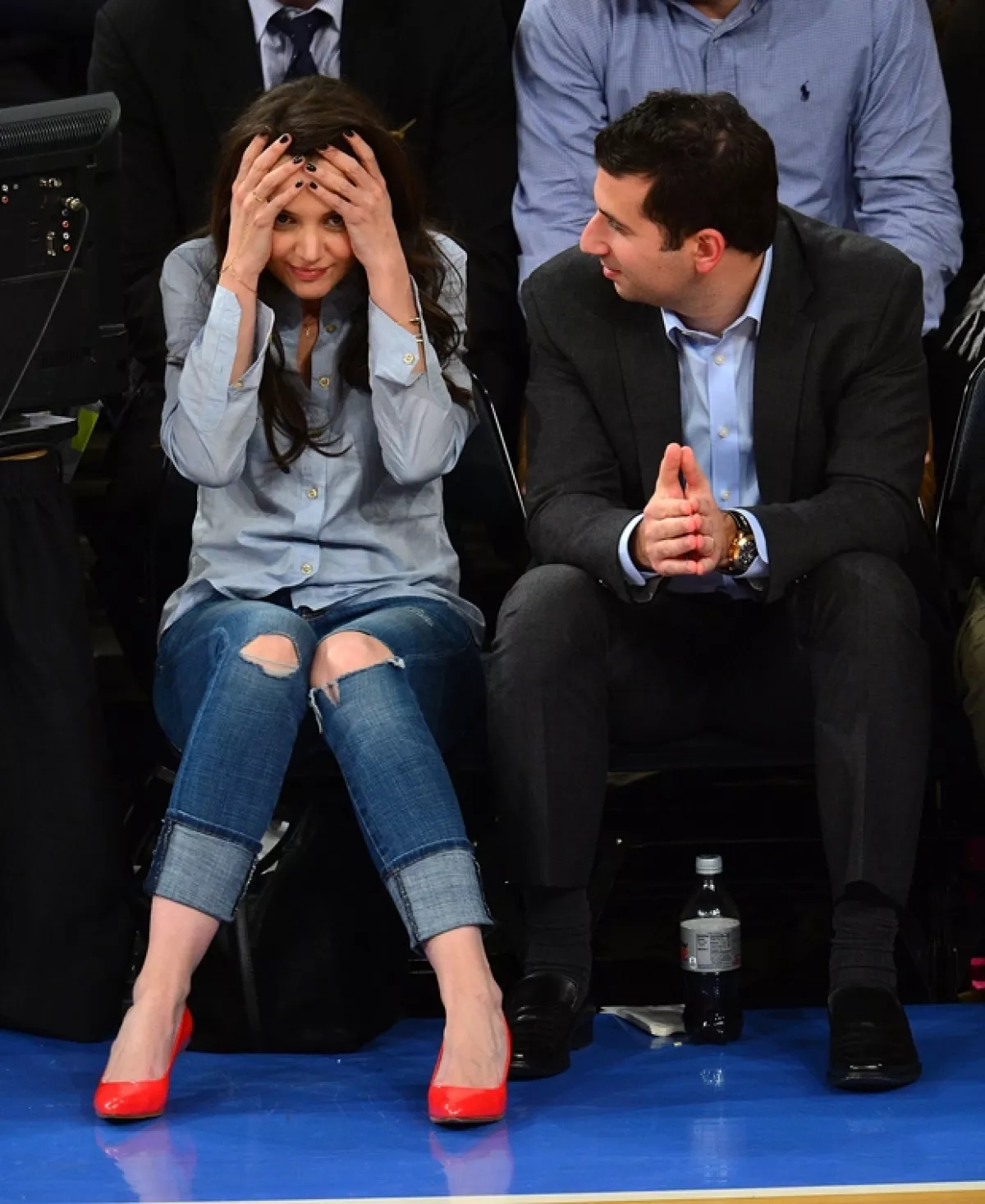 Katie estaba de muy buen humor durante el juego, por lo que su agente se veía divertido por su actitud.