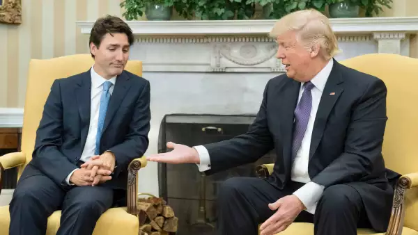 El presidente de los Estados Unidos, Donald Trump (R), extiende su mano al primer ministro Justin Trudeau de Canadá durante una reunión en la Oficina Oval de la Casa Blanca el 13 de febrero de 2017 en Washington, D.C. Esta es la primera vez que los dos líderes se reúnen en la Casa Blanca.