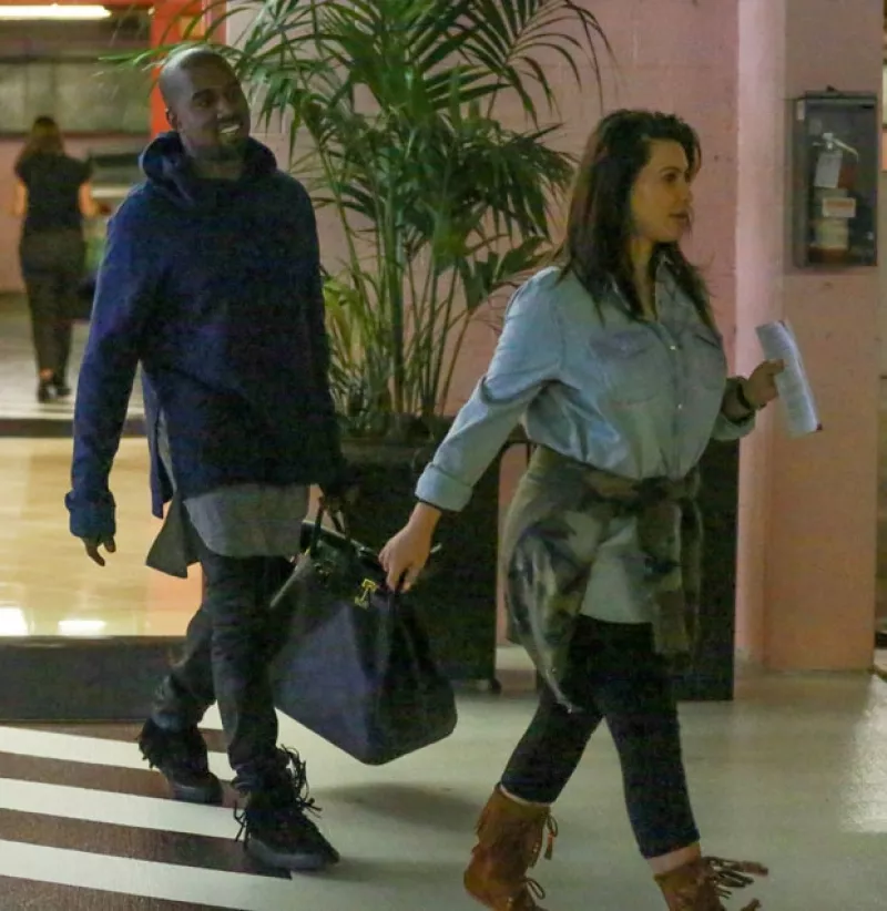 A poco más de un mes la hermana más famosa del clan Kardashian reaparece, sin querer, ante los lentes de los paparazzi. Junto a ella, Kanye, North y una niñera.